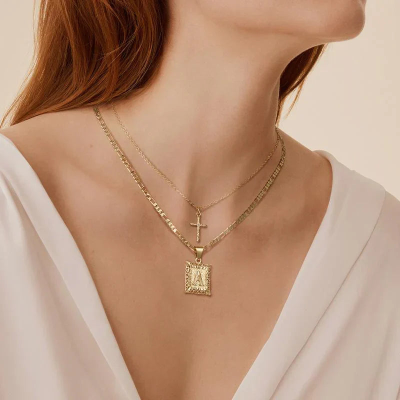 Conjunto Collar Cruz con Inicial | Dorado