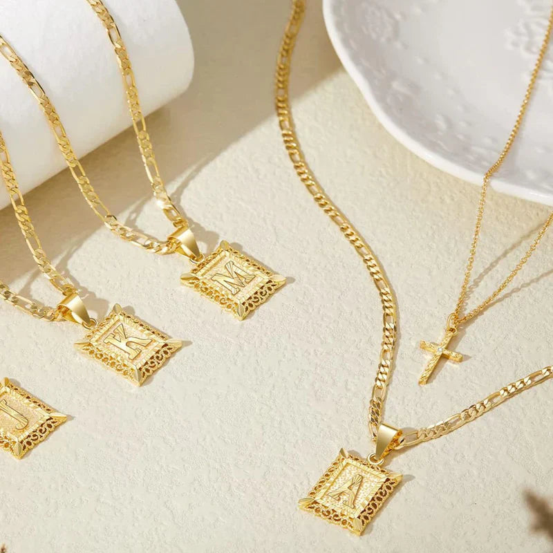 Conjunto Collar Cruz con Inicial | Dorado