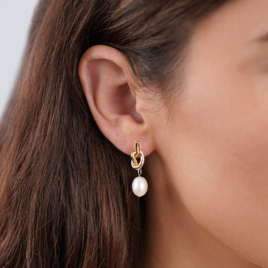 Pendientes dorados con diseño trenzado y perlas de agua dulce