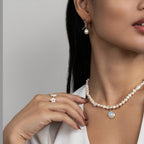 Pendientes dorados con diseño trenzado y perlas de agua dulce