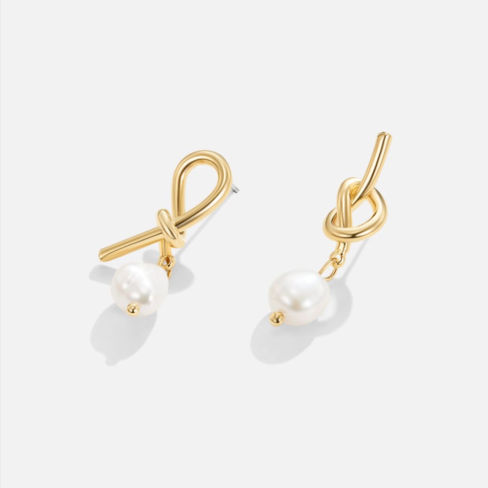 Pendientes dorados con diseño trenzado y perlas de agua dulce