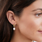 Pendientes dorados con diseño trenzado y perlas de agua dulce
