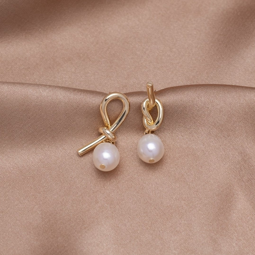 Pendientes dorados con diseño trenzado y perlas de agua dulce