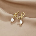 Pendientes dorados con diseño trenzado y perlas de agua dulce