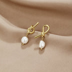 Pendientes dorados con diseño trenzado y perlas de agua dulce