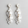 Boucles d'oreilles pendantes avec pétales d'orchidée