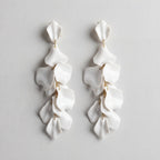 Boucles d'oreilles pendantes avec pétales d'orchidée