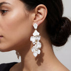 Boucles d'oreilles pendantes avec pétales d'orchidée