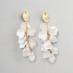 Boucles d'oreilles pendantes avec pétales d'orchidée