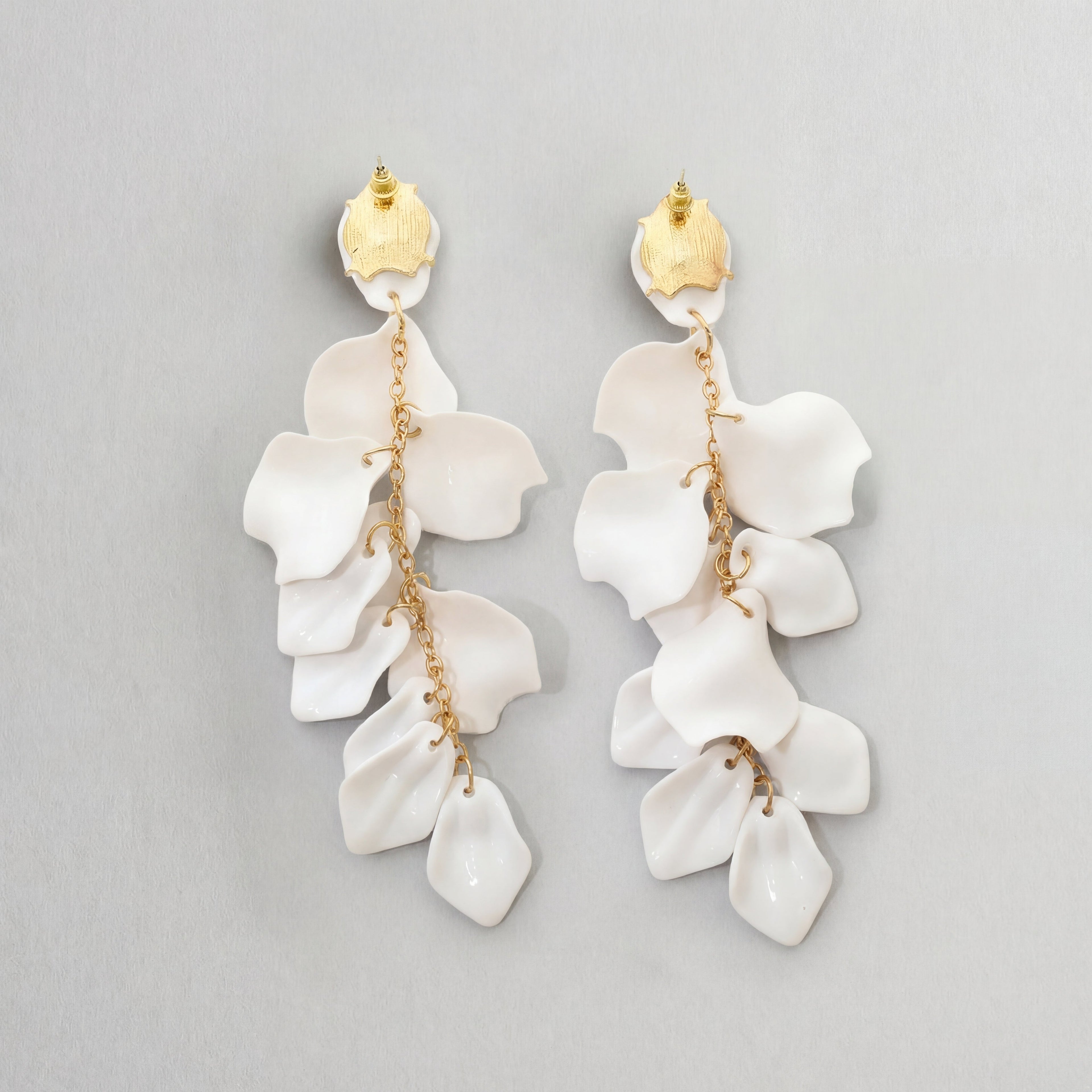 Boucles d'oreilles pendantes avec pétales d'orchidée